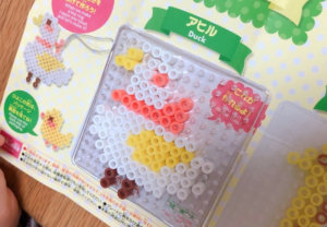 100均のアイロンビーズアヒル